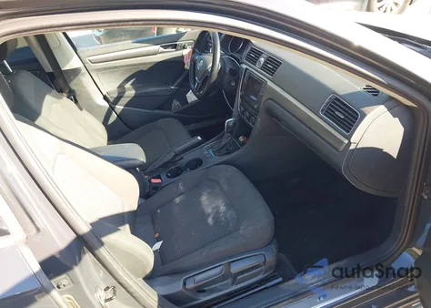 2016 Volkswagen Passat 1.8T R-Line z USA, uszkodzony, nr VIN 1VWAT7A34GC037930